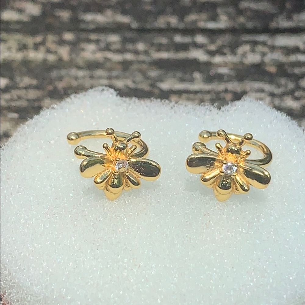 NEW Dainty Diamond Bee Ear Cuff 🐝 - Picture 6 of 7